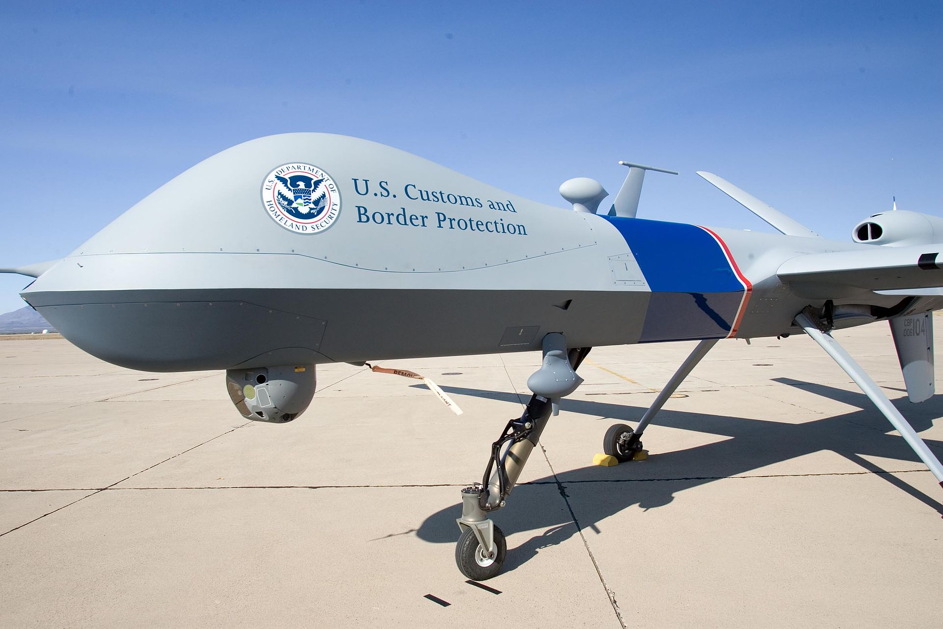 https://upload.wikimedia.org/wikipedia/commons/thumb/9/9c/CBP_Unmanned_aerial_vehicle.jpg/1920px-CBP_Unmanned_aerial_vehicle.jpg